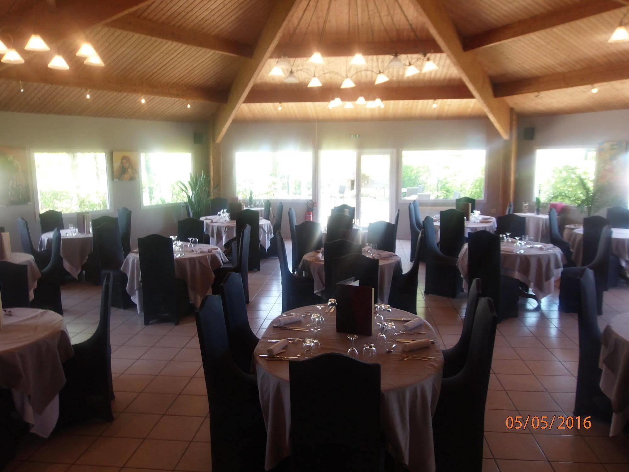 Le Saint Pierre Hotel Moncoutant Exterior photo